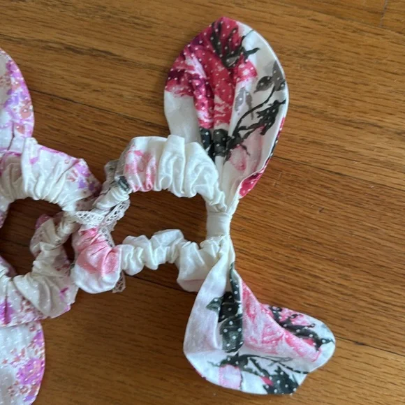 LOVESHACKFANCY Hair Scrunchies Set - Picture 3 of 4